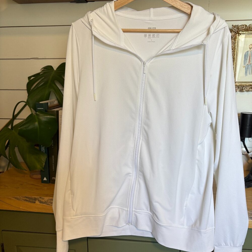 Uniqlo Full-Zip Hoodie  Lightweight Uniqlo full-zip hoodie — clean, minimal, and